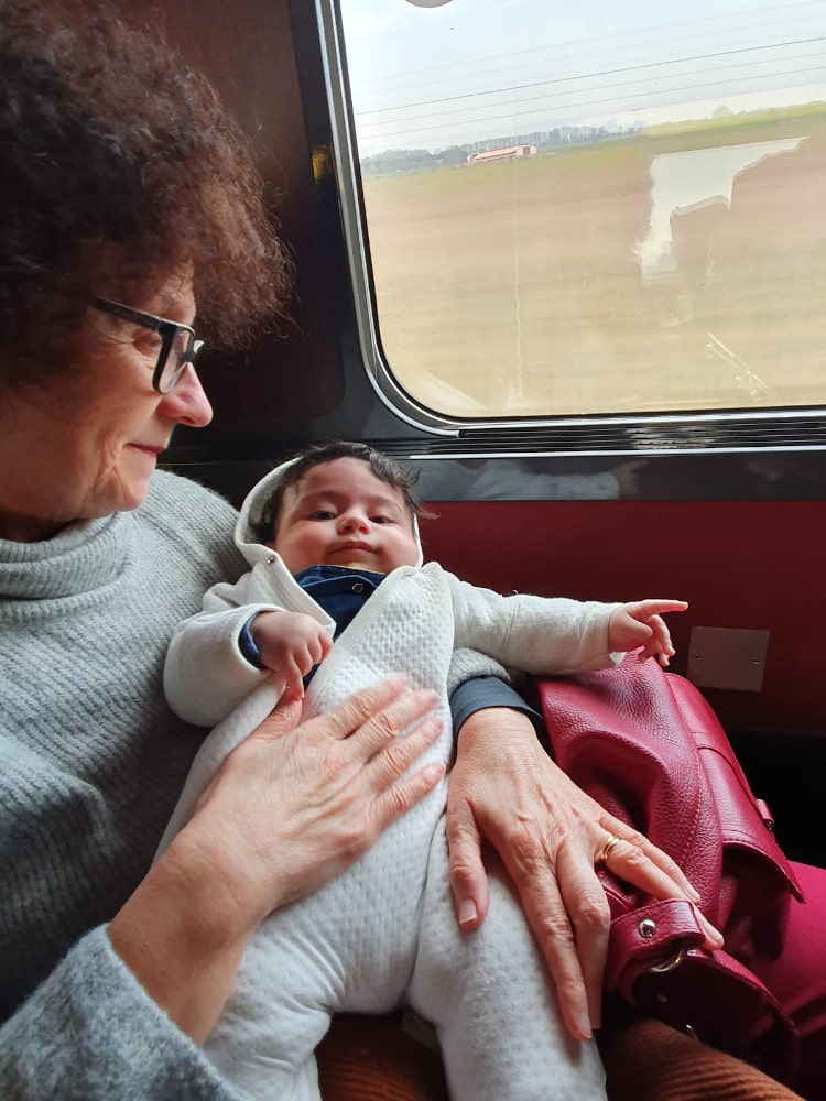 Adao avec Maminette dans le train